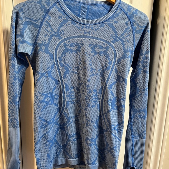 (2/$60) Lululemon Blue Patterned Women's Top - Picture 3 of 3